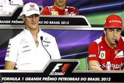 Schumacher (t.v.) sem ökumaður Mercedes og Alonso sem ökumaður Ferrari á blaðamannafundi í vertíðarlok í …