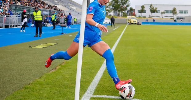 Karólína Lea Vilhjálmsdóttir tekur hornspyrnu í kvöld.