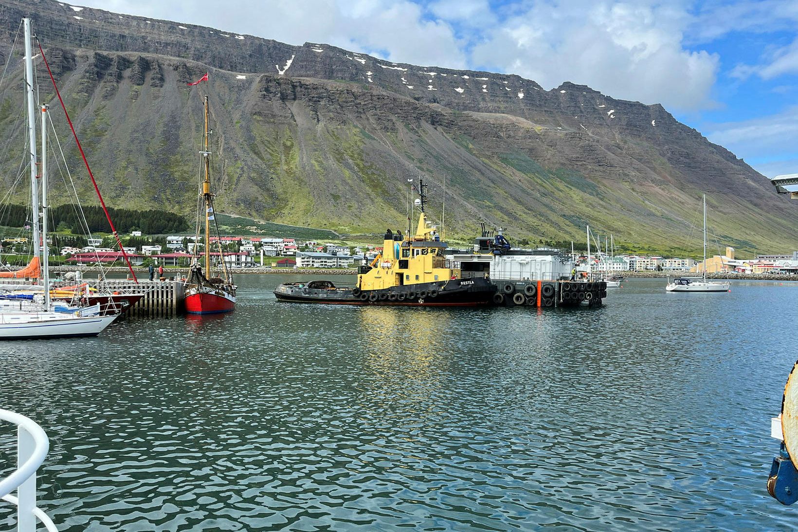 Fóðurpramminn kom til landsins í gær.