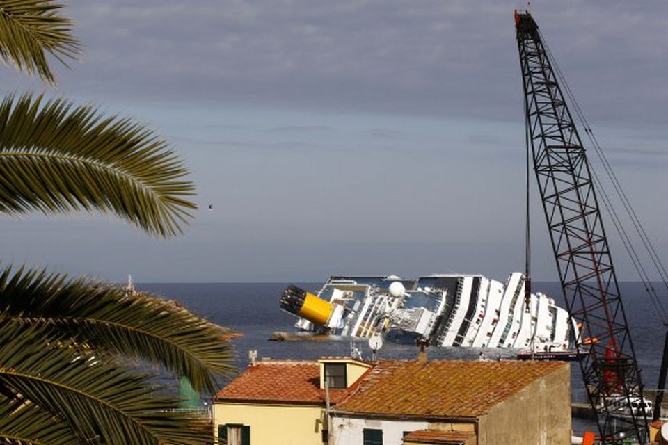 Costa Concordia við strönd Giglio í dag