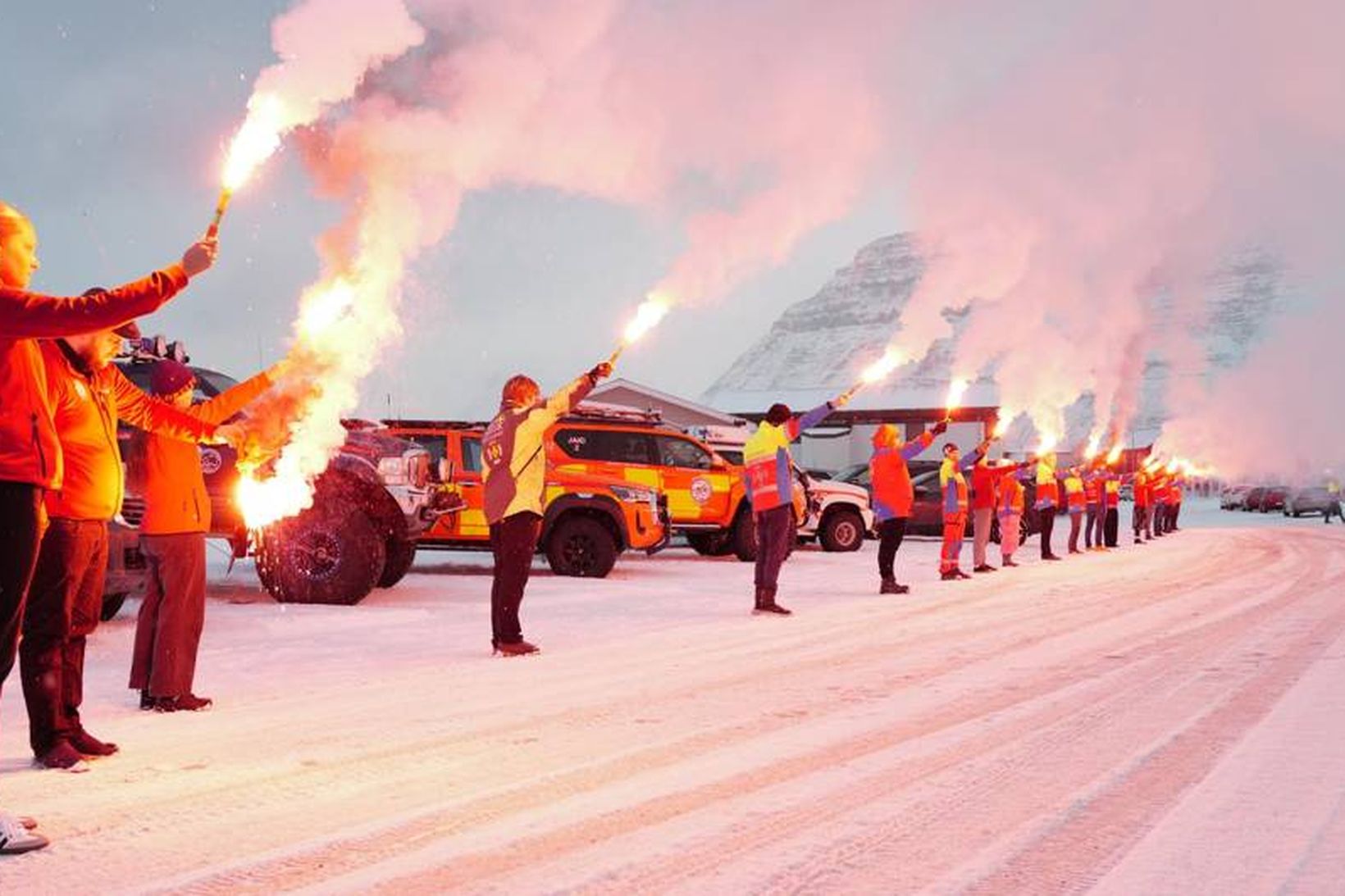 Að lokinni minningarstund í Flateyrarkirkju tendruðu björgunarsveitarmenn 20 blys til .