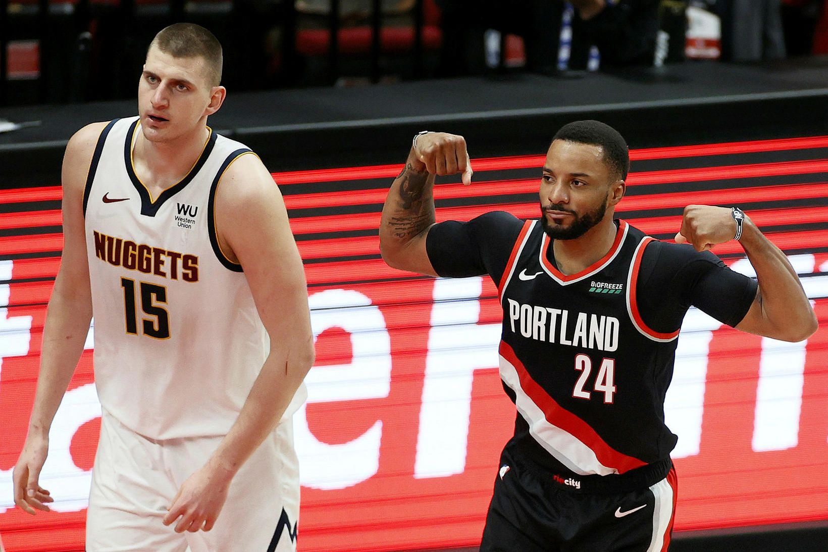 Norman Powell fagnar í kvöld. Nikola Jokic er ekki skemmt.