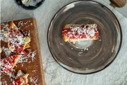 Hér er á ferðinni sælkerabiti af „foie gras“, nauta-carpaccio ásamt parmesanosti.