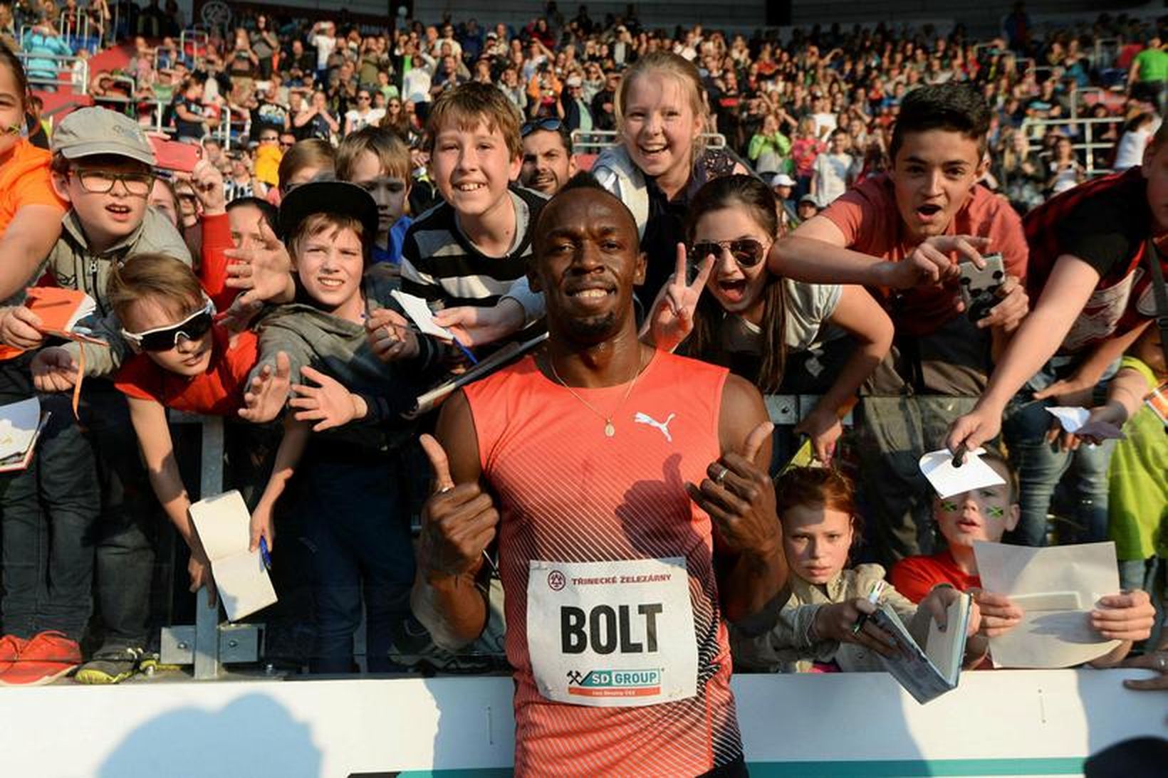 Usain Bolt með aðdáendum sínum í Ostrava.