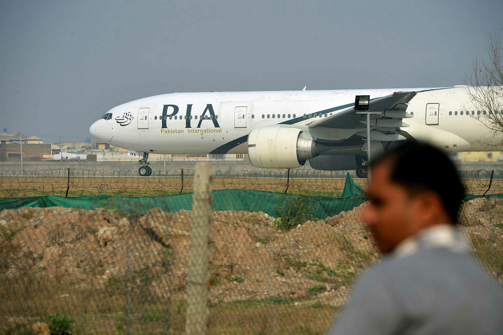 Farþegaflugvél pakistanska flugfélagsins Pakistan International Airlines hrapaði í dag í …