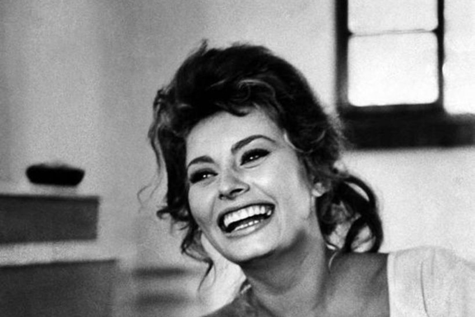 Sophia Loren brosir fallega.