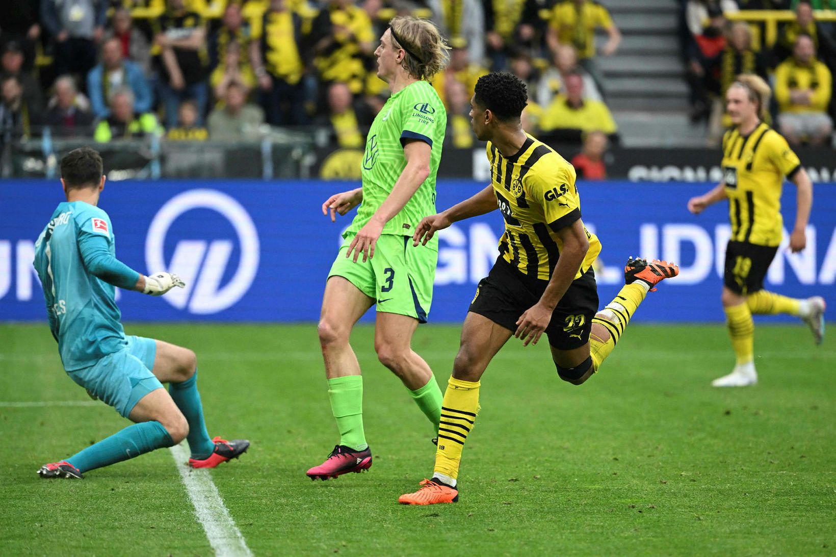 Jude Bellingham skorar sjötta mark Dortmund.