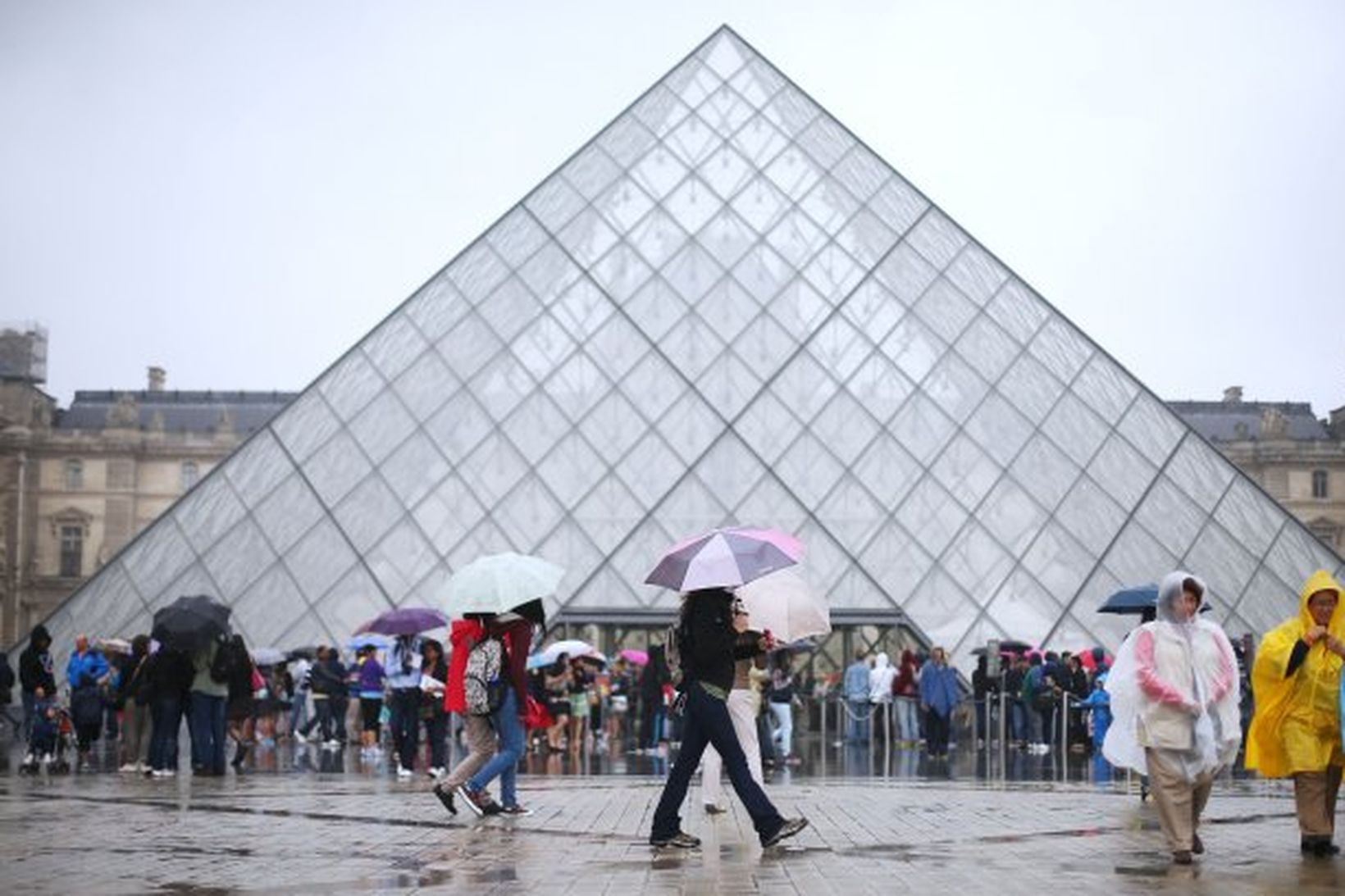 Starfsmenn Louvre hafa fengið sig fullsadda af vasaþjófum.