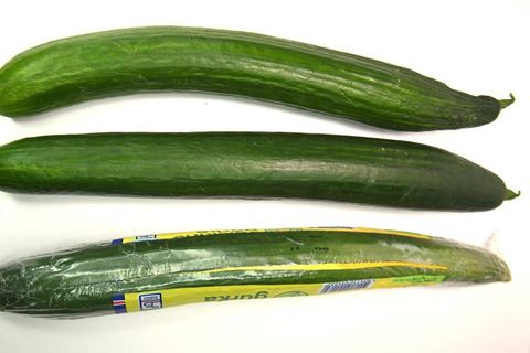 Eftir sjö daga er óhúðuð gúrka (efst á mynd) farin að skorpna.