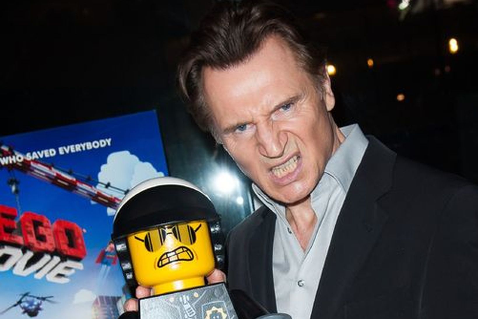 Liam Neeson með stóran Lego-kall á Lego-mynd í bíó. Lego-höfuðin …