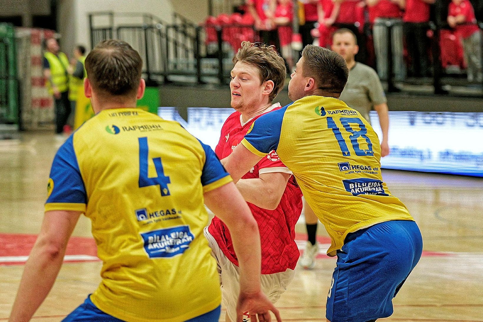 Valsmenn völtuðu yfir KA í fyrsta leik