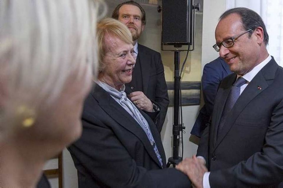 Vigdís Finnbogadóttir og Hollande takast í hendur.