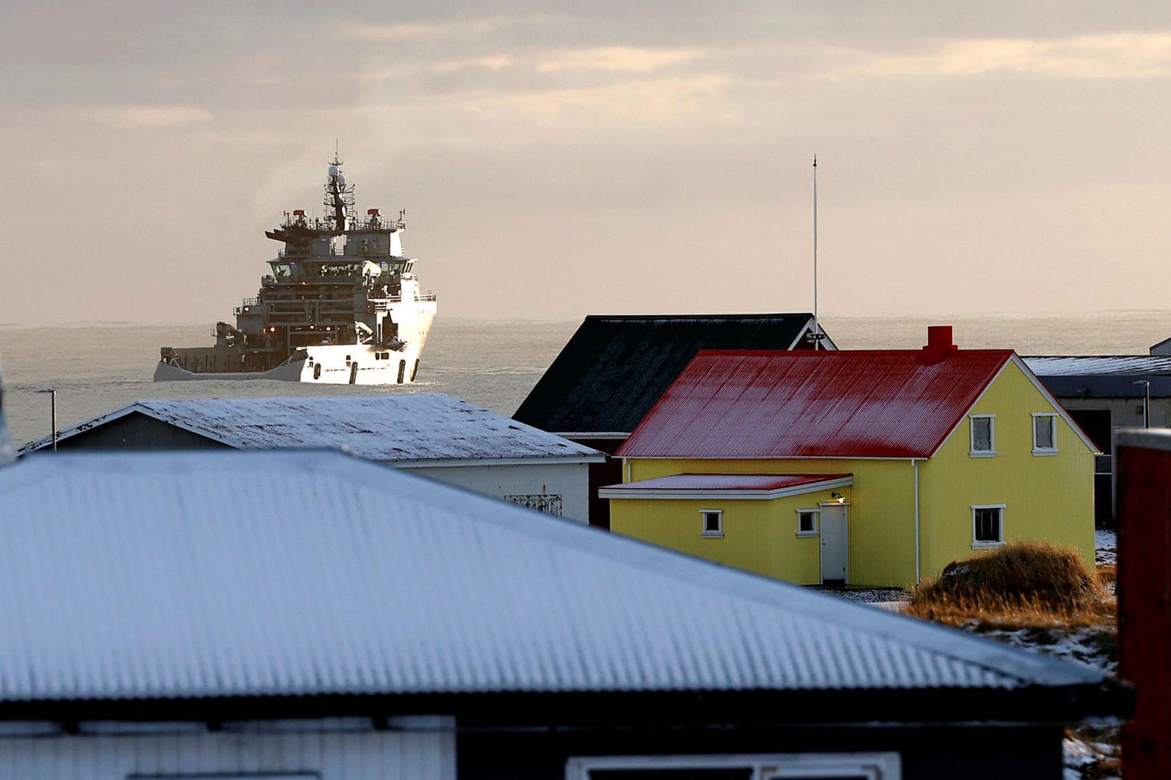 Varðskipið Freyja sigldi frá Grindavík um helgina.