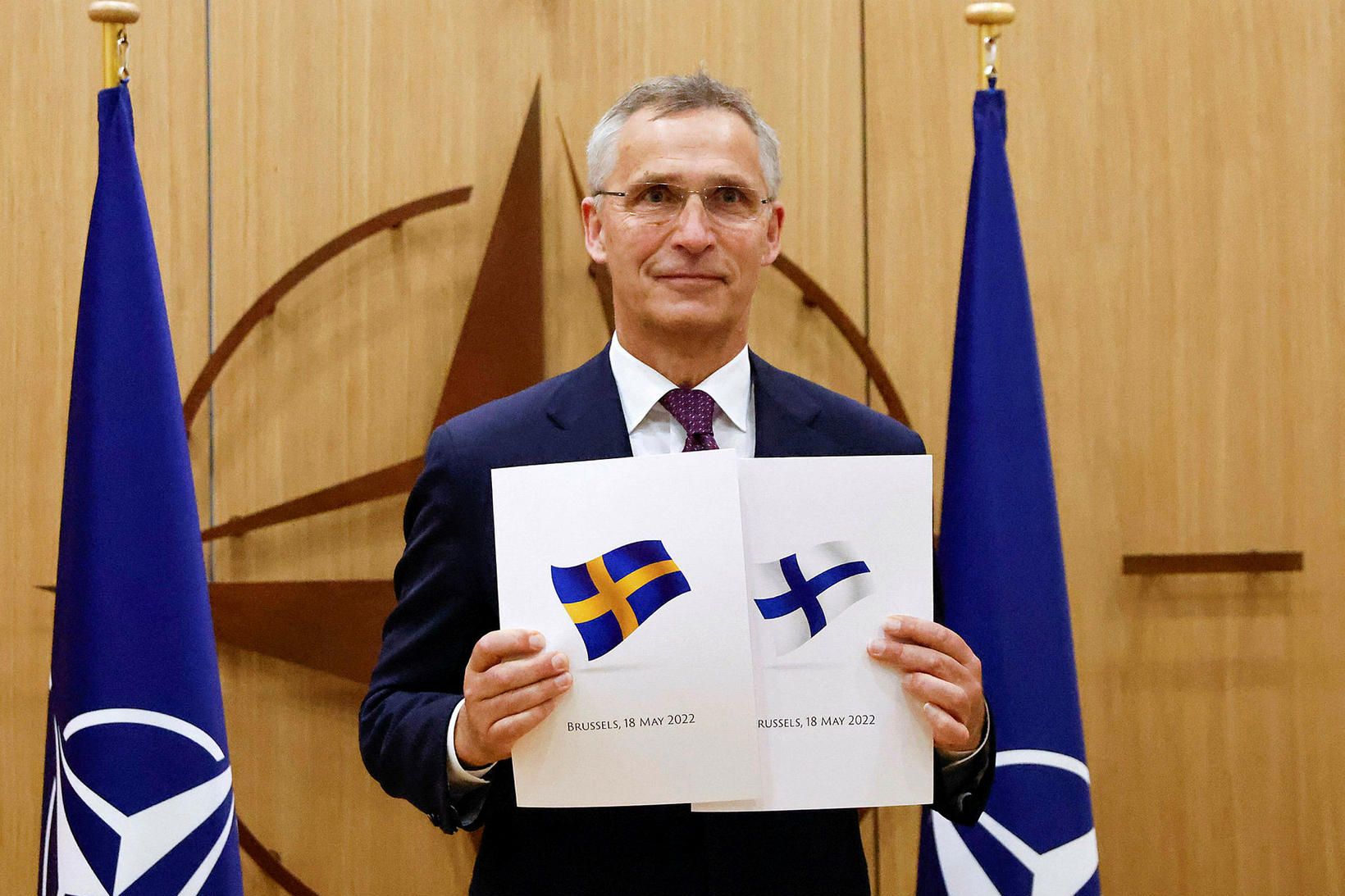 Jens Stoltenberg stillti sér upp á athöfn vegna umsóknanna í …