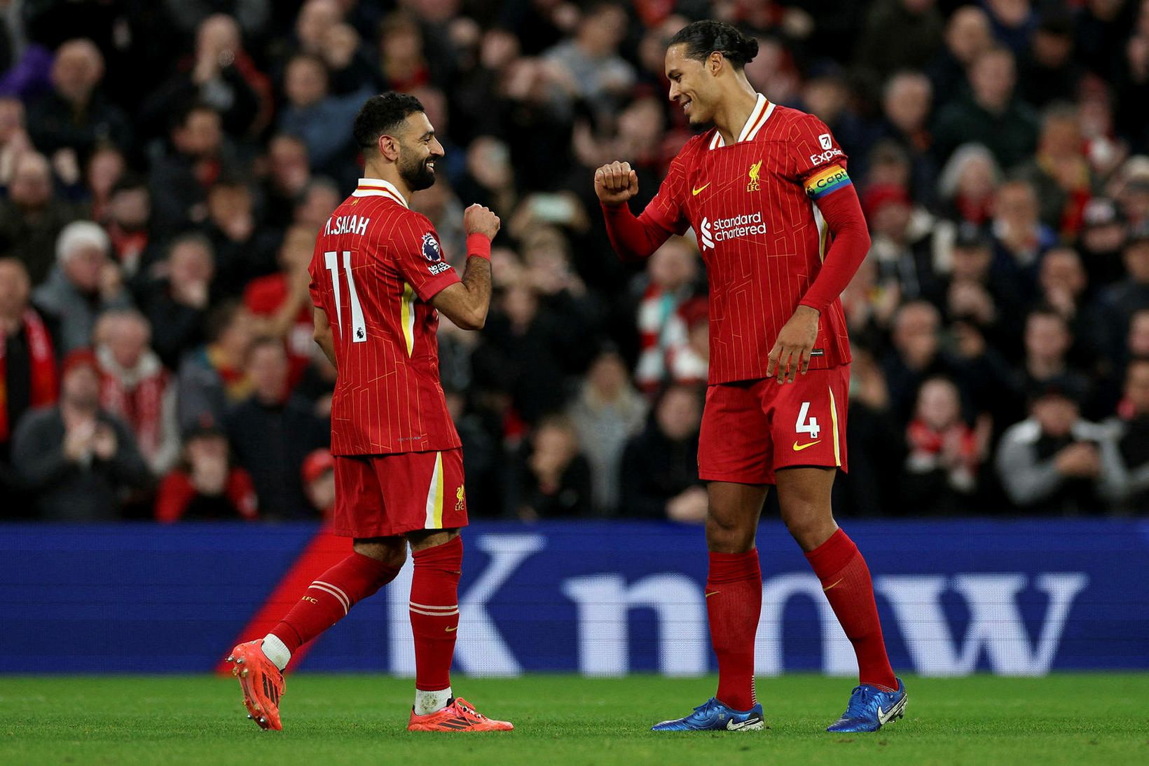 Virgil van Dijk fyrirliði Liverpool með regnbogabandið.