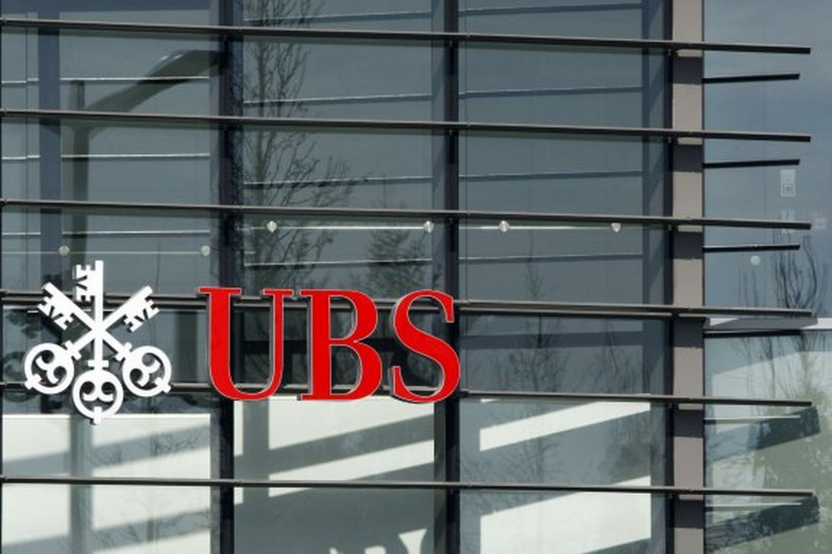 Merki svissneska bankans UBS í einu af útibúum hans.