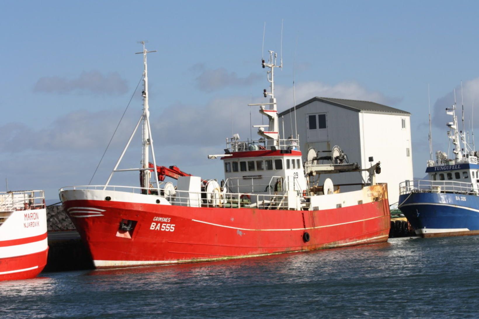 Neitar að hafa tekið stúlku með sér um borð