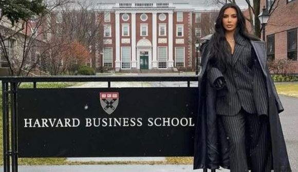 Kim Kardashian útskrifuð úr lögfræðinámi
