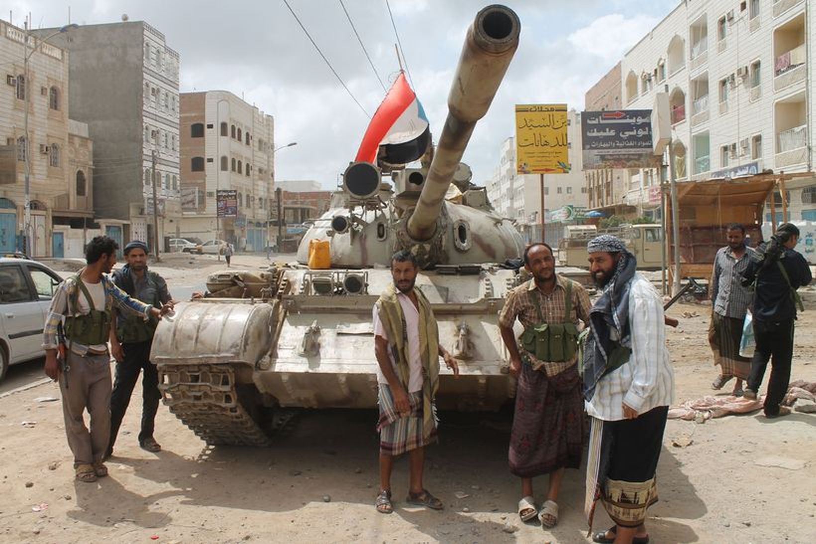 Sveit vopnaðra manna á götum hafnarborgarinnar Aden í Jemen. Bardagar …