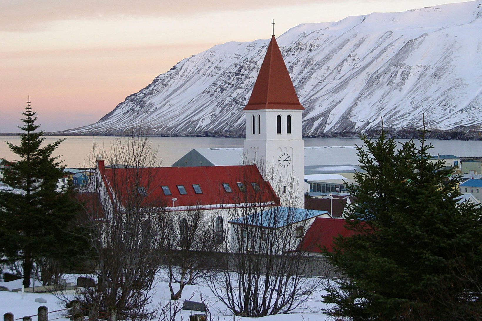 Fyrir ofan hæstu fjöll á Siglufirði og Ólafsfirði spáir 19 …