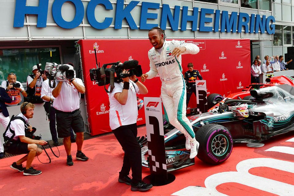 Lewis Hamilton fagnar sigrinum einstaka í Hockenheim.