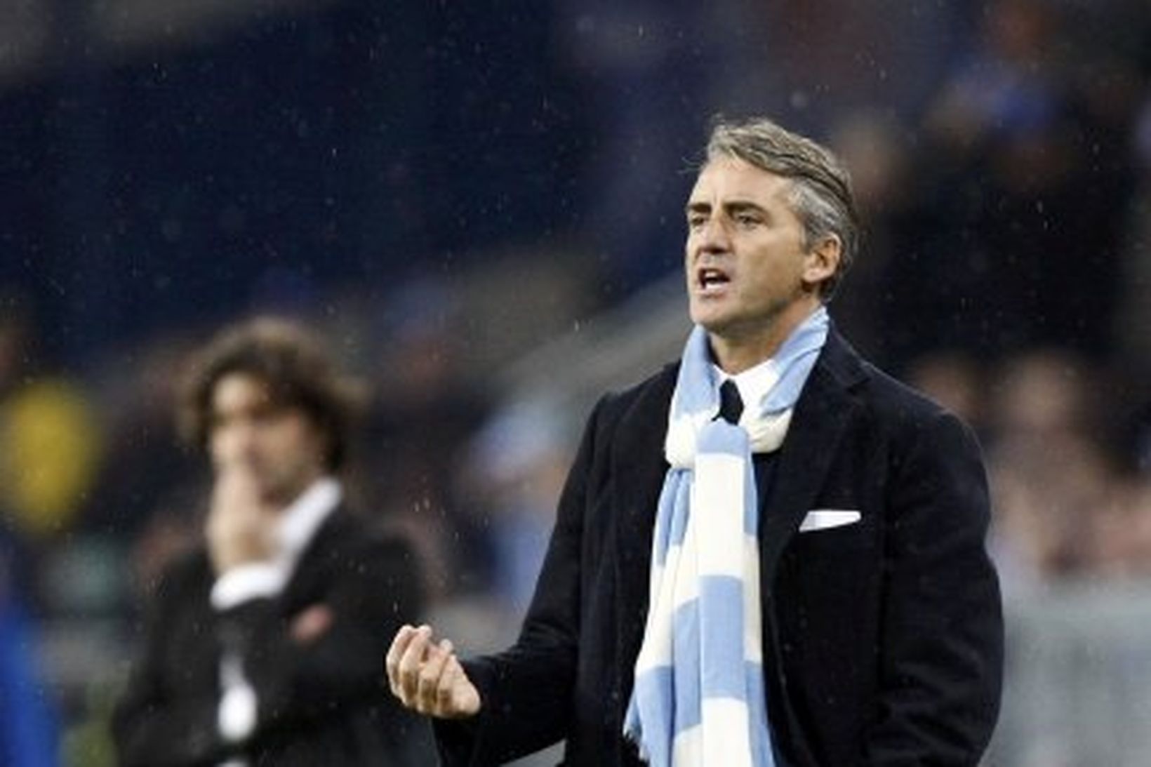 Roberto Mancini fylgist áhyggjufullur með sínum mönnum í leiknum í …