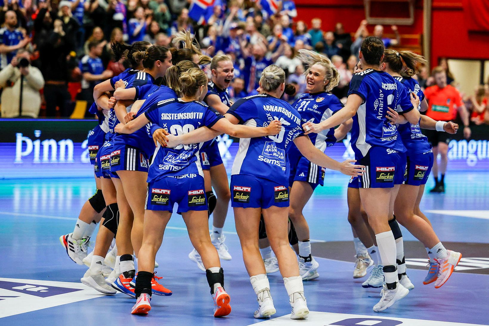 Ísland á EM eftir sigur