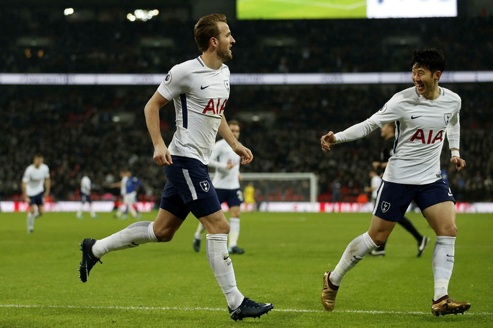 Harry Kane fagnar marki sínu fyrir Tottenham Hotspur gegn Everton …