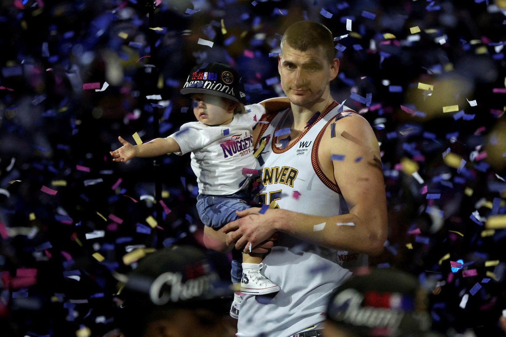 Nikola Jokic ásamt dóttur sinni eftir að hafa unnið bandarísku …