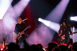 Billy Corgan og James Iha gítarleikari á sviðinu í Laugardalshöll í gær.