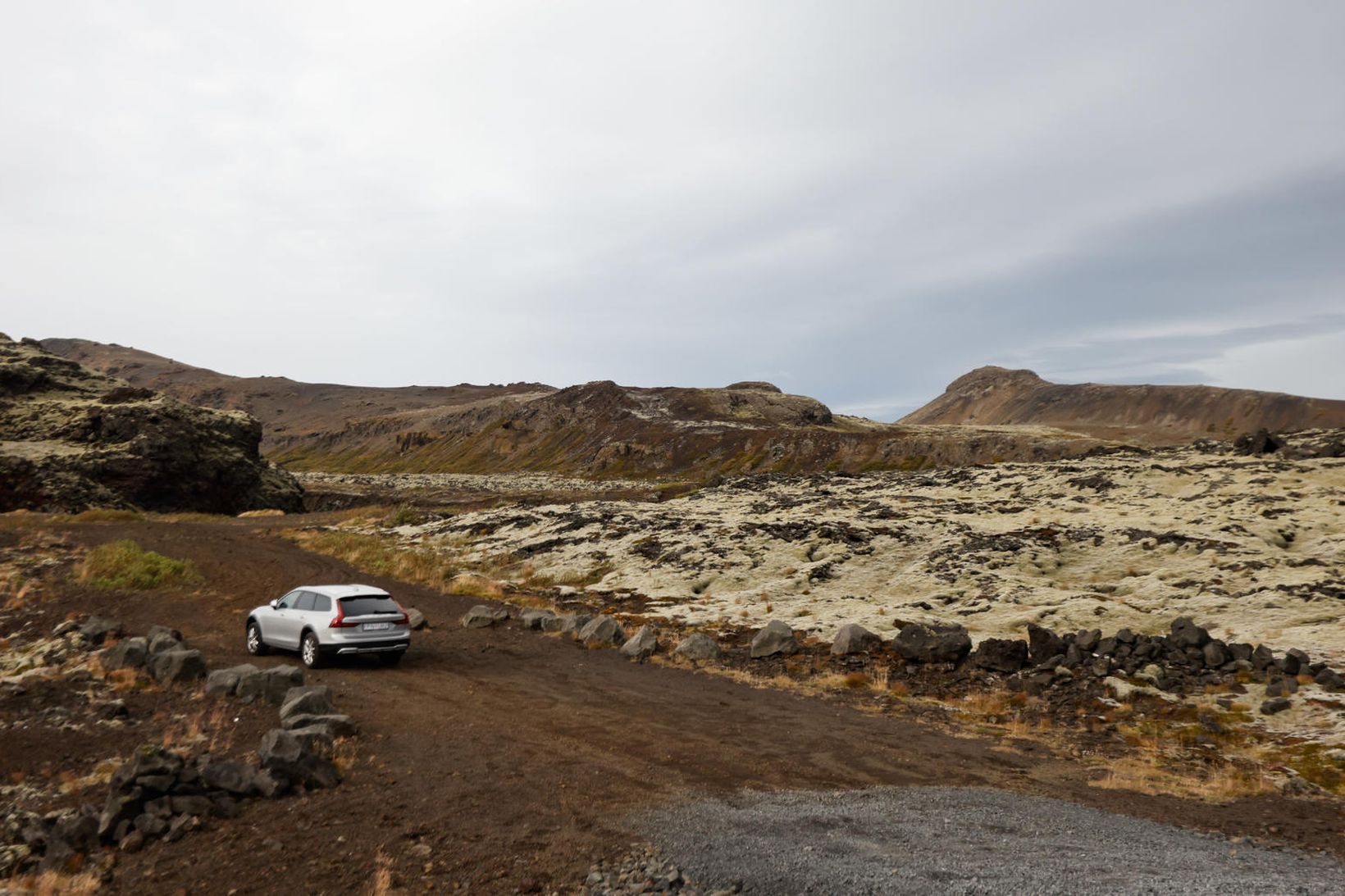 Stúlkan fannst við Krýsuvíkurveg á milli Vallahverfis í Hafnarfirði og …