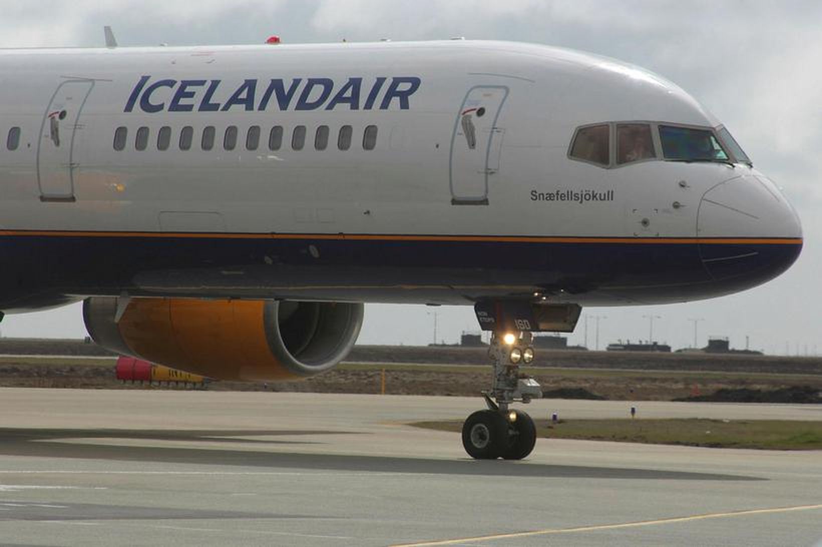 Vél Icelandair var snúið við skömmu eftir flugtak vegna bilunar. …