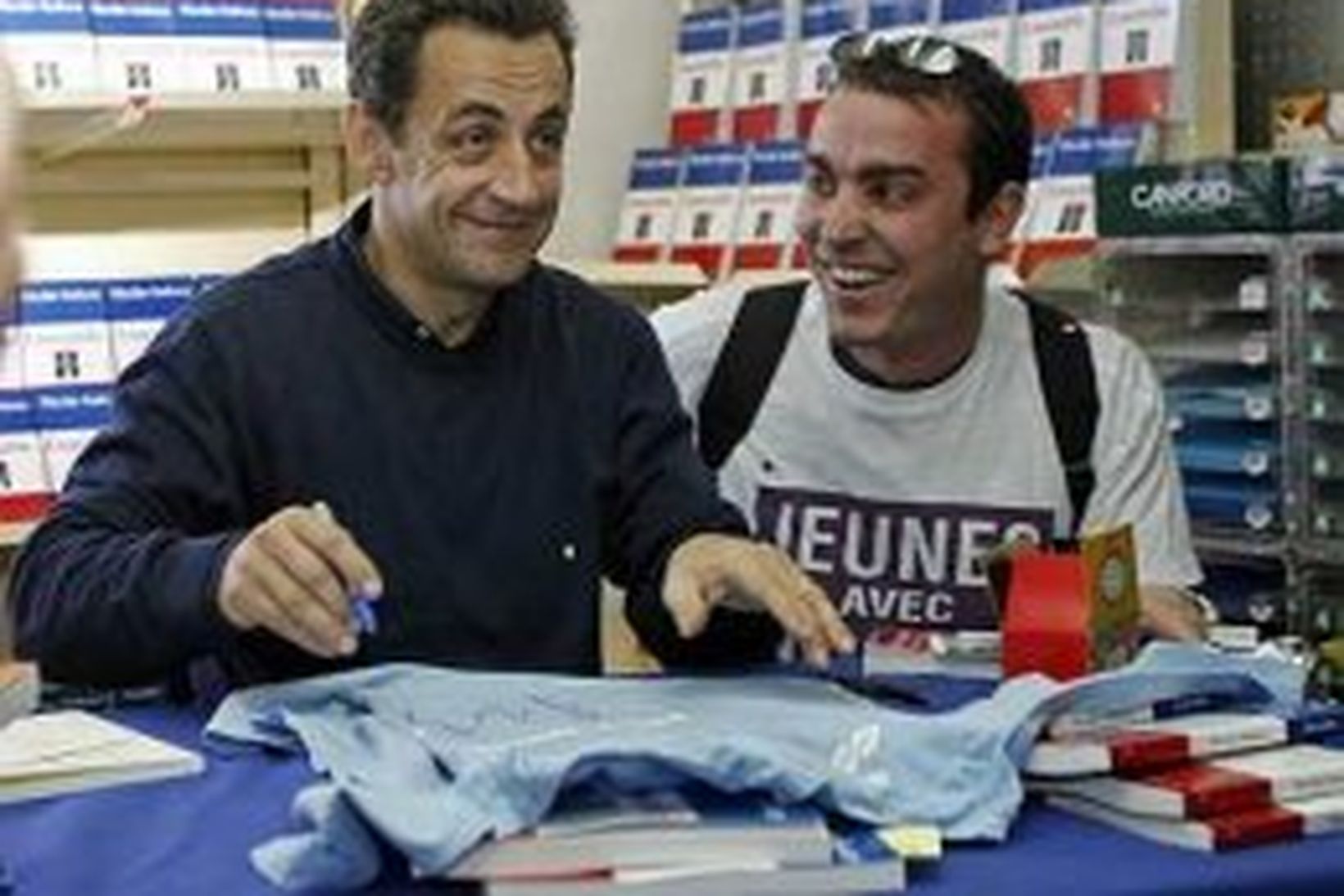 Nicolas Sarkozy áritar boli í bókabúð um helgina.