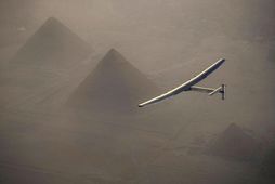 Solar Impulse 2 á flugi yfir pýramíndunum í Gisa í Egyptalandi í morgun.