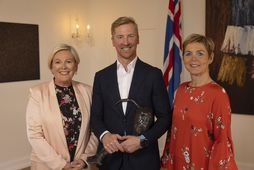Sveinn Sölvason veitir verðlaunum viðtöku. Hér er hann ásamt Höllu Tómasdóttur forseta Íslands og Hildi …