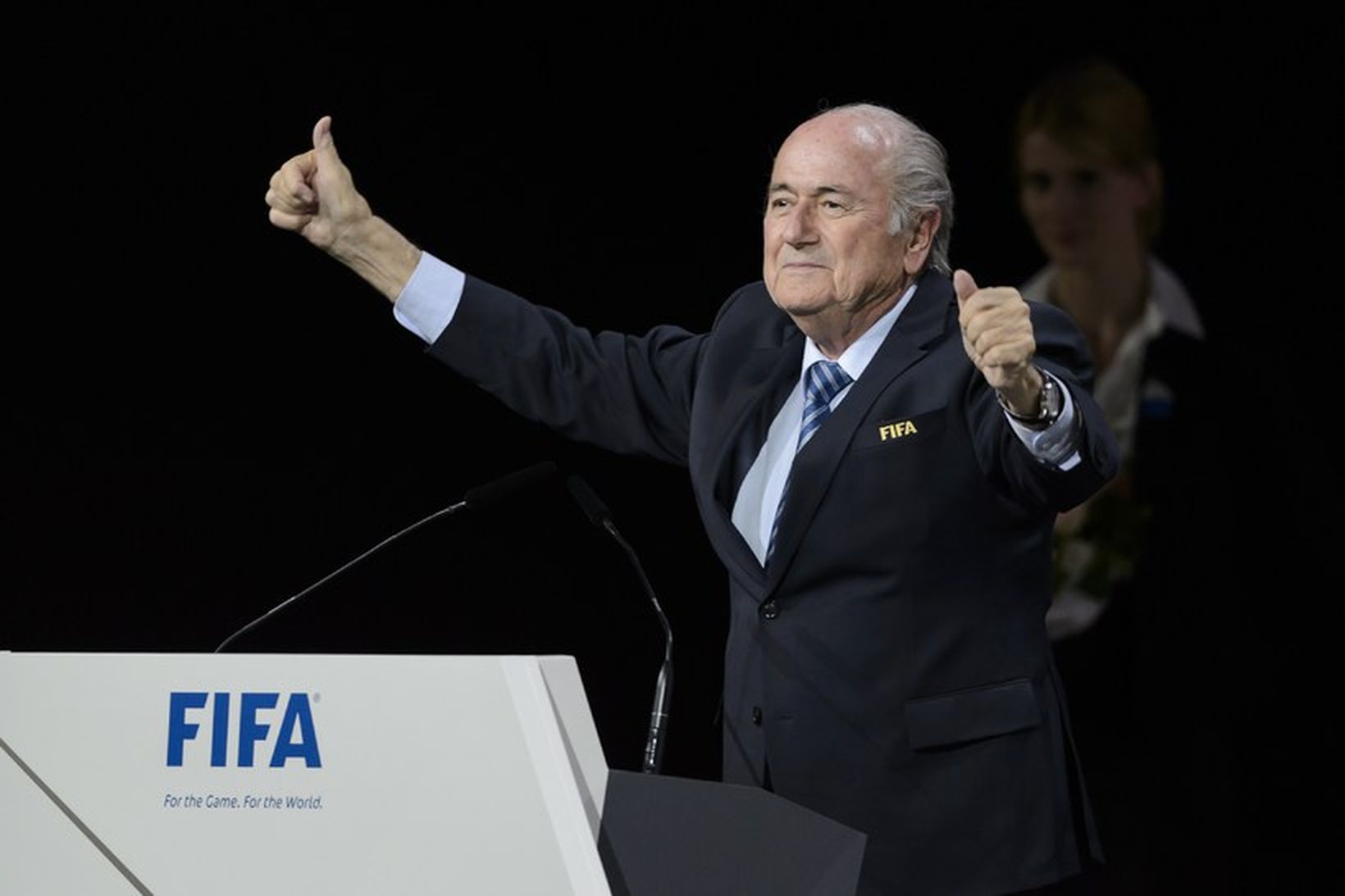 Sepp Blatter fagnar kosningu sinni sem forseti Alþjóðaknattspyrnusambandsins (FIFA) til …