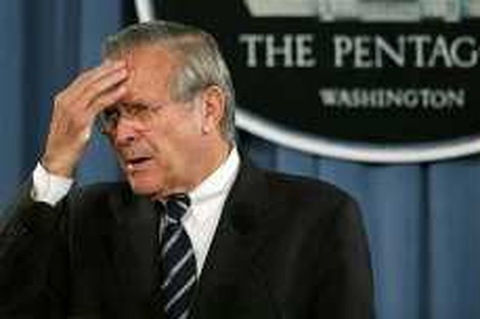 Donald Rumsfeld hættir sem varnarmálaráðherra Bandaríkjanna.