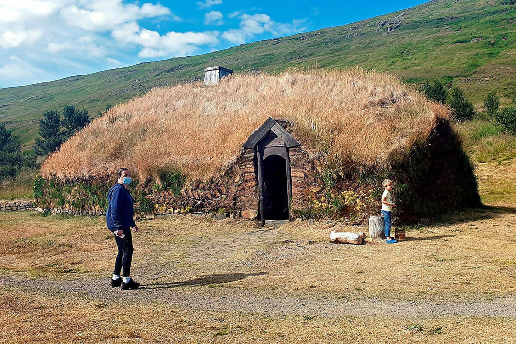 Ekki verður lagður eldur að langhúsinu á Eiríksstöðum. Heldur verður …