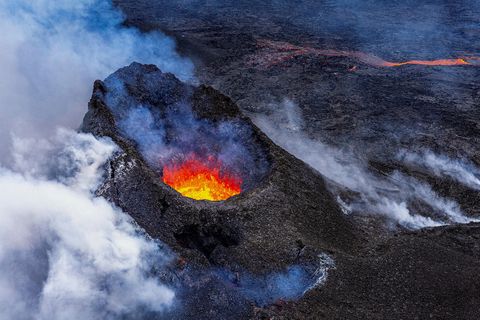 Hraunið gusast upp úr einum gíg á Sundhnúkagígaröðinni.