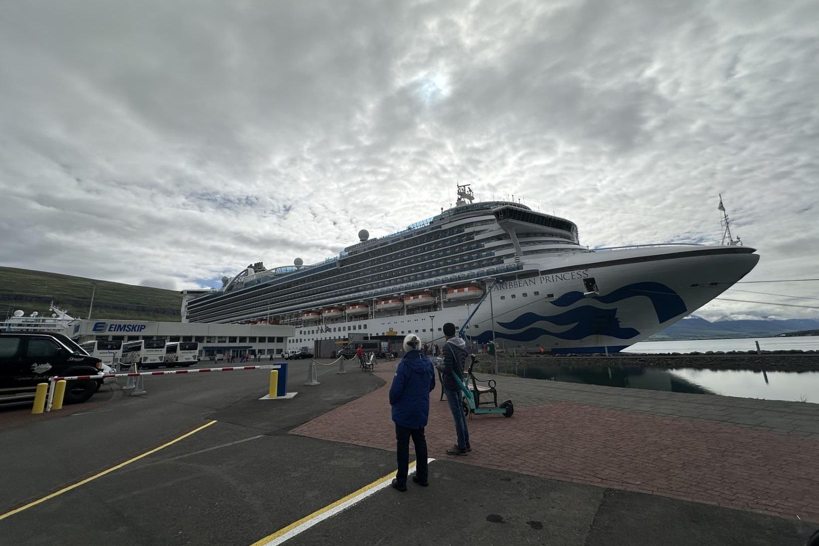 Skemmtiferðaskipið Caribbean Princess við höfnina á Akureyri síðasta sumar.