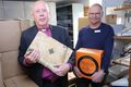 Bókamenn Flutningur undirbúinn. Sr. Kristján Björnsson vígslubiskup heldur hér á Guðbrandsbiblíu og Skúli Sæland kirkjuvörður á kassa úr ÁTVR. Slíkir eru mátulega stórir og henta vel þegar flytja á bækur.