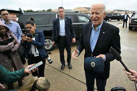 Joe Biden ræðir við fréttamenn í dag áður en hann steig um borð í forsetavélina …