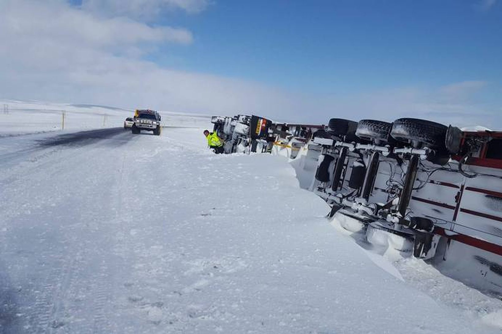 Flutningabifreið valt og hafnaði utan vegar í gær á Holtavörðuheiði.