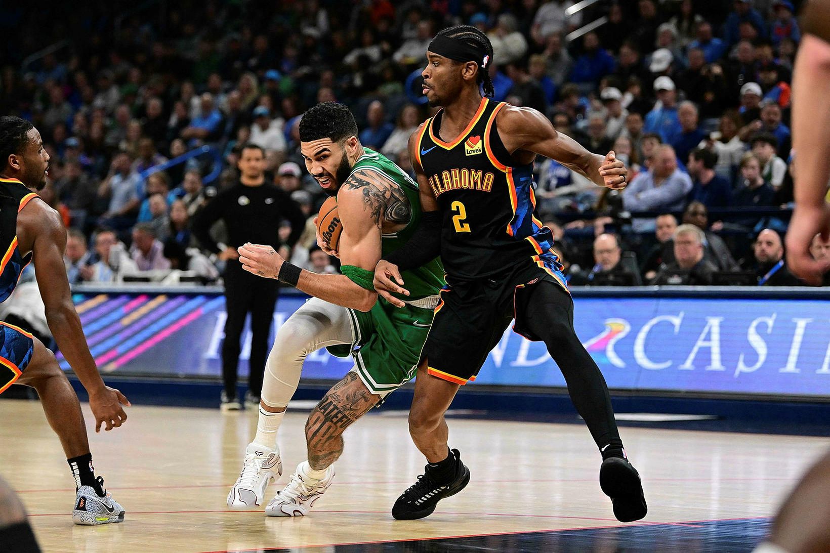 Jayson Tatum og Shai Gilgeous-Alexander eigast við í nótt.