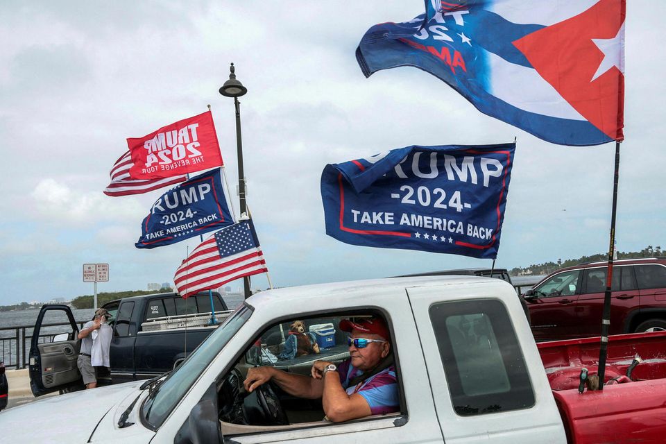 Stuðningsmenn Donalds Trump fyrir utan heimili forsetans fyrrverandi í Flórída í dag.