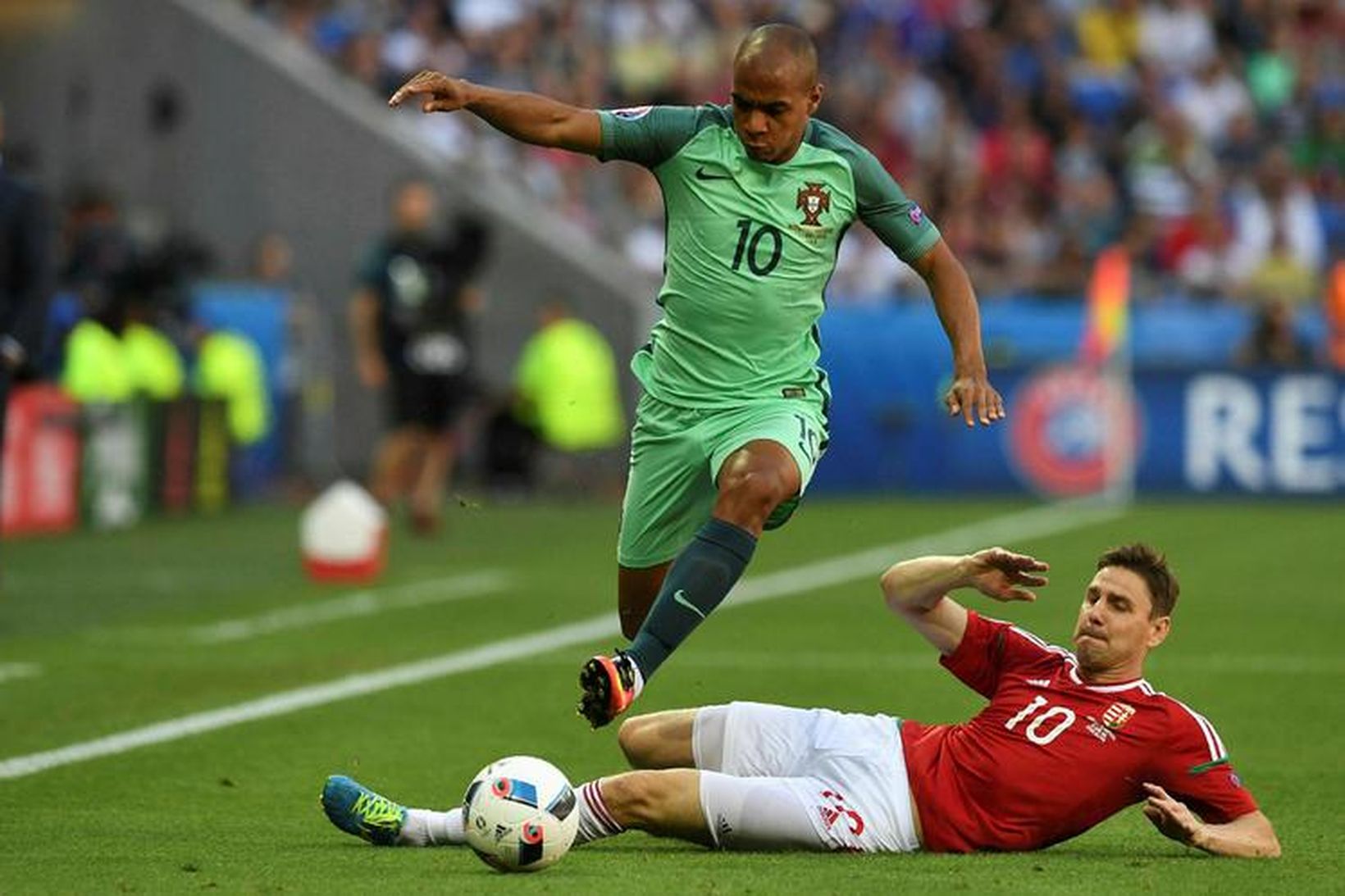 Joao Mario, Portúgal, í barátunni við Zoltan Gera.