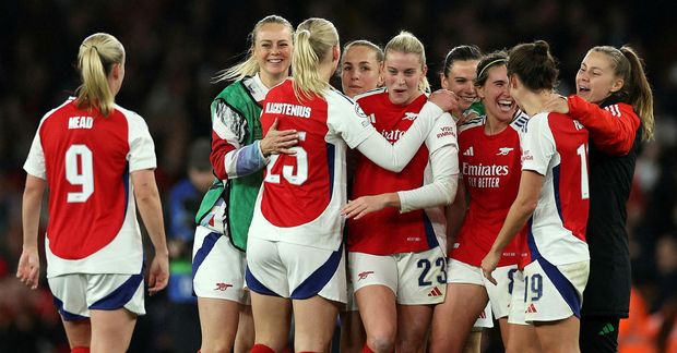 Alessia Russo (nr. 23) fagnar sigrinum ásamt liðsfélögum sínum í kvöld.