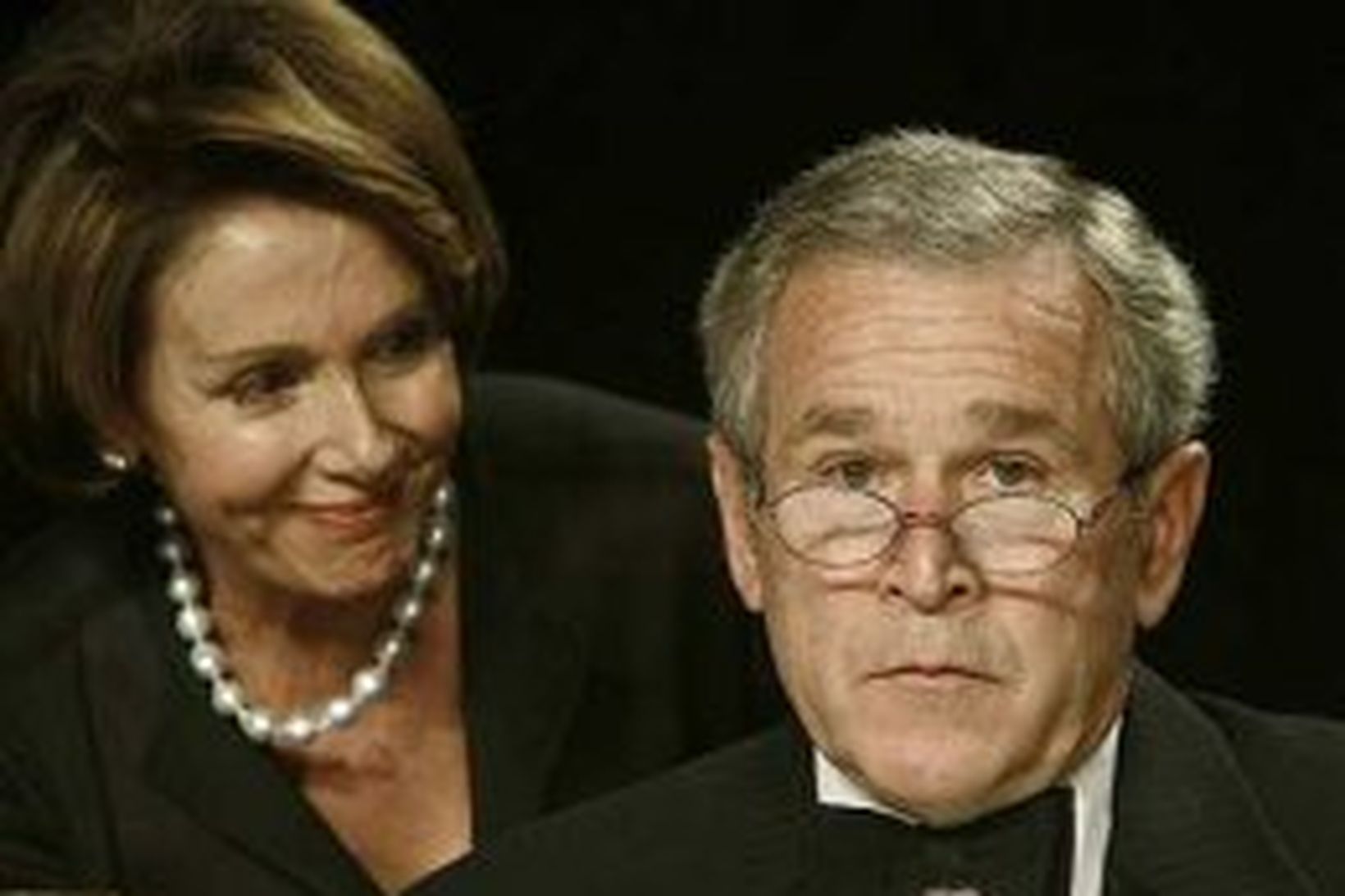 Nancy Pelosi á orðastað við George W. Bush í veislu …