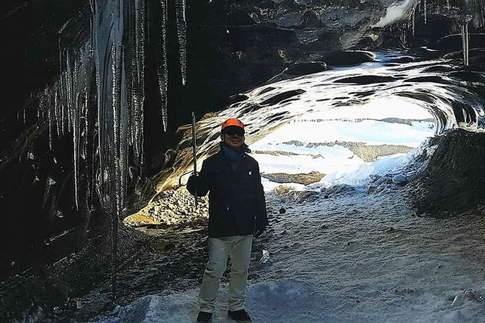 Vichai Srivaddhanaprabha í „Svarta demantshellinum“ undir Breiðamerkurjökli.