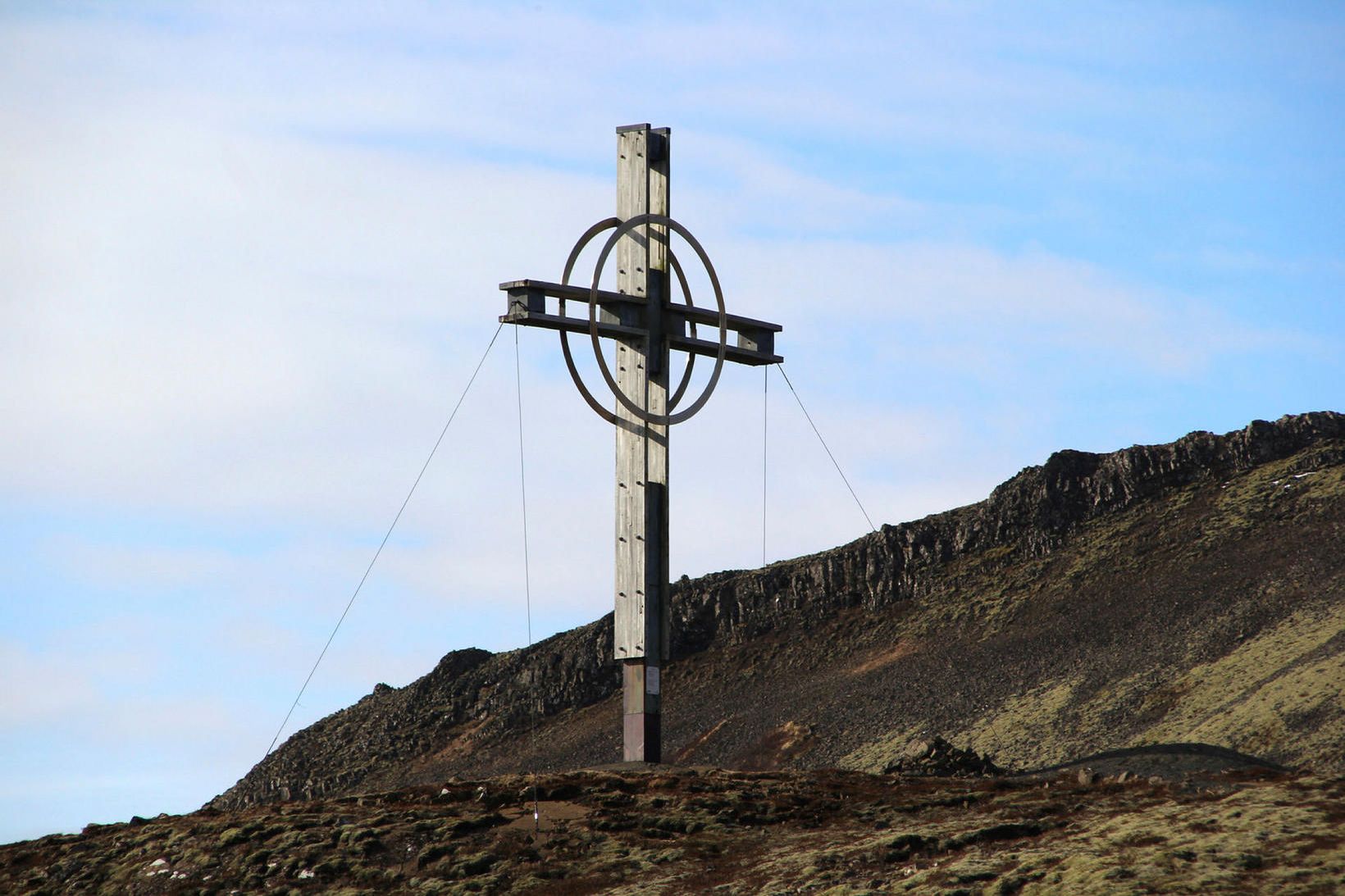 Krossinn var reistur við Úlfljótsvatn í tilefni af heimsókn páfa …